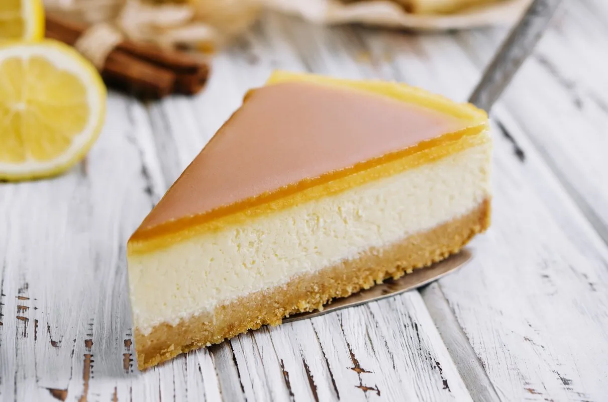 Rodzaje sera do sernika na zimno: twar&oacute;g z wiaderka, mascarpone, serek homogenizowany