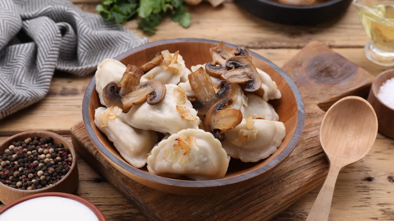 Jak zrobić pierogi? Pyszne, domowe pierogi z grzybami i cebulką, gotowe do podania.