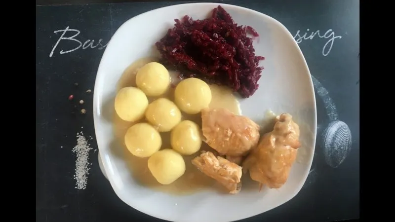 zrazy drobiowe z kluskami śląskimi i buraczkami