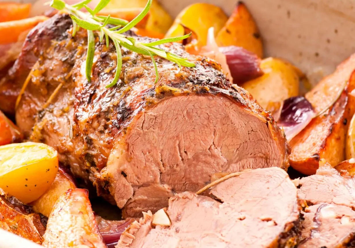 Jagnięcina marynująca się w misce z ziołami