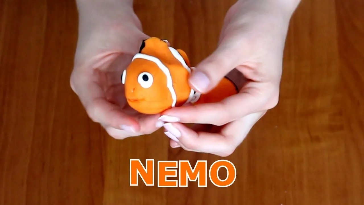Dziecko w stroju rybki Nemo DIY