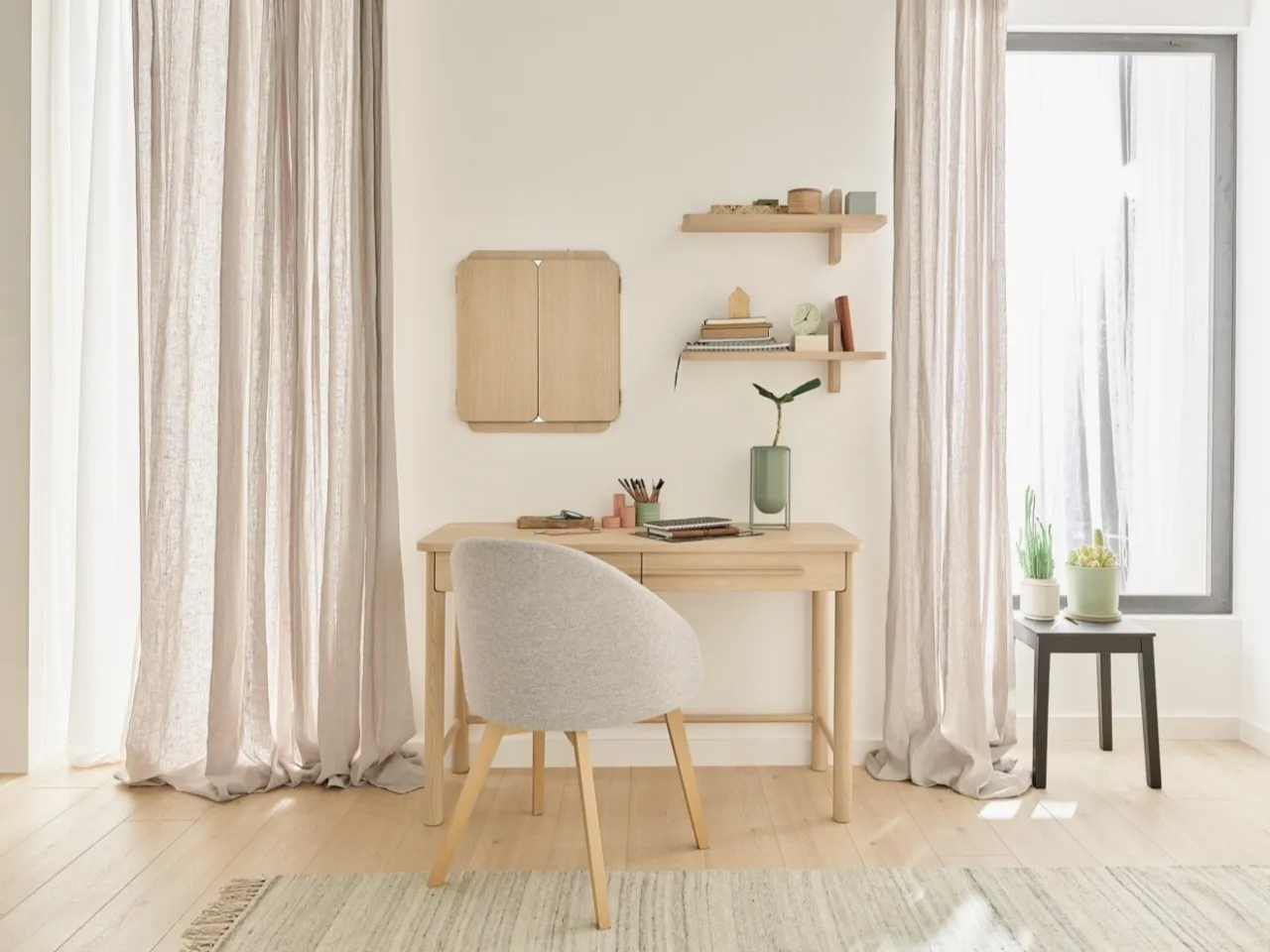 r&oacute;żne rodzaje krzeseł do toaletki: krzesło, fotel, pufa