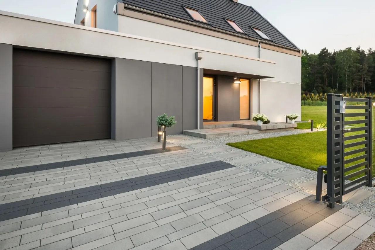 przykłady podjazd&oacute;w z kostki brukowej szare beżowe melanże