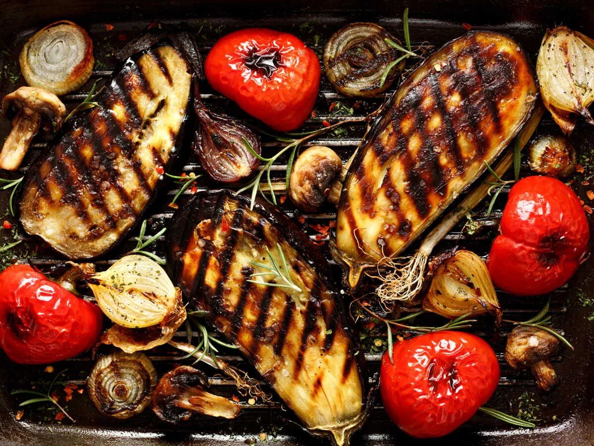 Diff&eacute;rentes vari&eacute;t&eacute;s d'aubergines pour barbecue