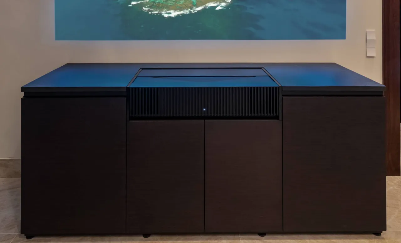 projektor krótkoogniskowy w salonie