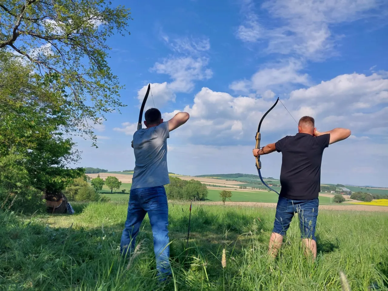 Ludzie strzelający z łuku na torze 3D