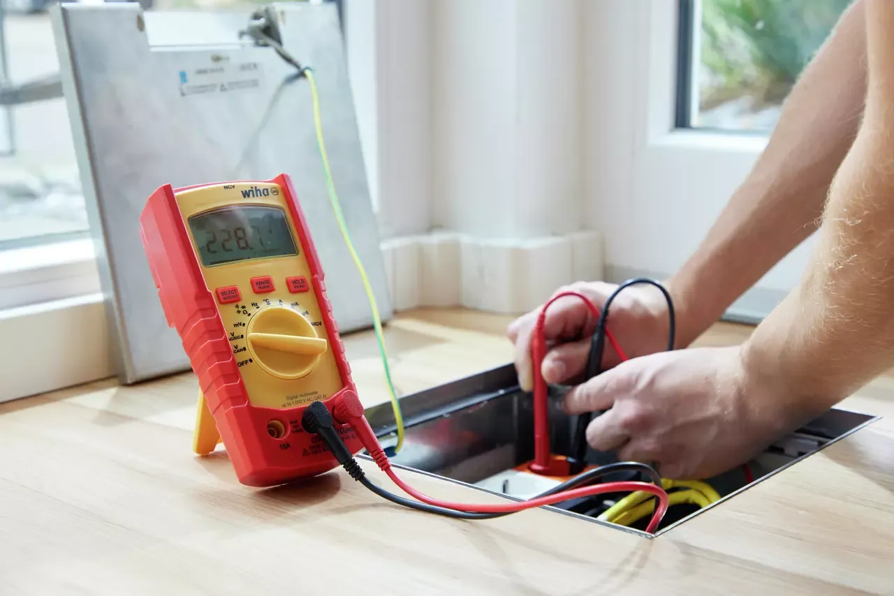 multimetr mierzący napięcie akumulatora