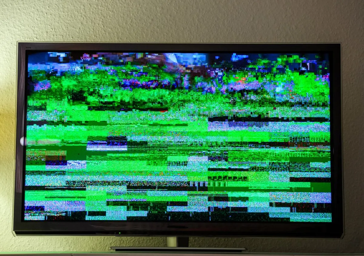 zakłócenia DVB-T2 pikseloza ekran telewizora