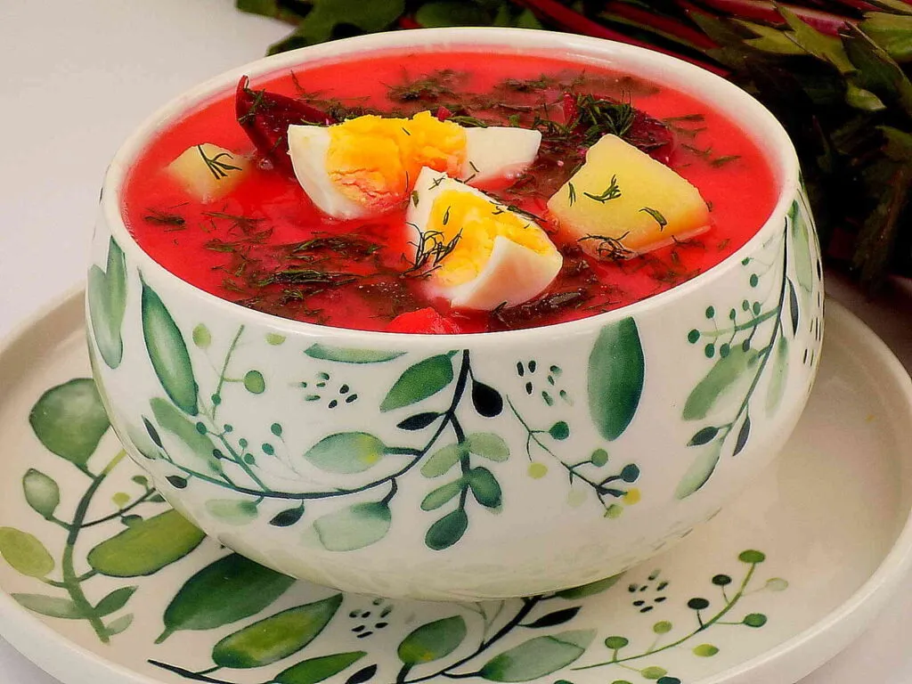 zupa botwinkowa z jajkiem i ziemniakami