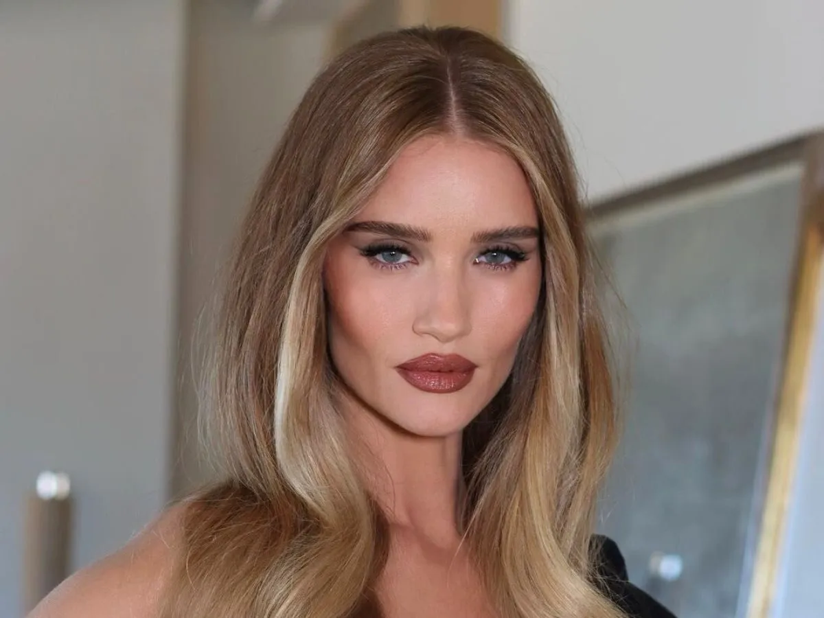 Zdjęcia modelek z włosami w ciepłych odcieniach (miedziany, złoty blond) i widocznymi rumieńcami na twarzy