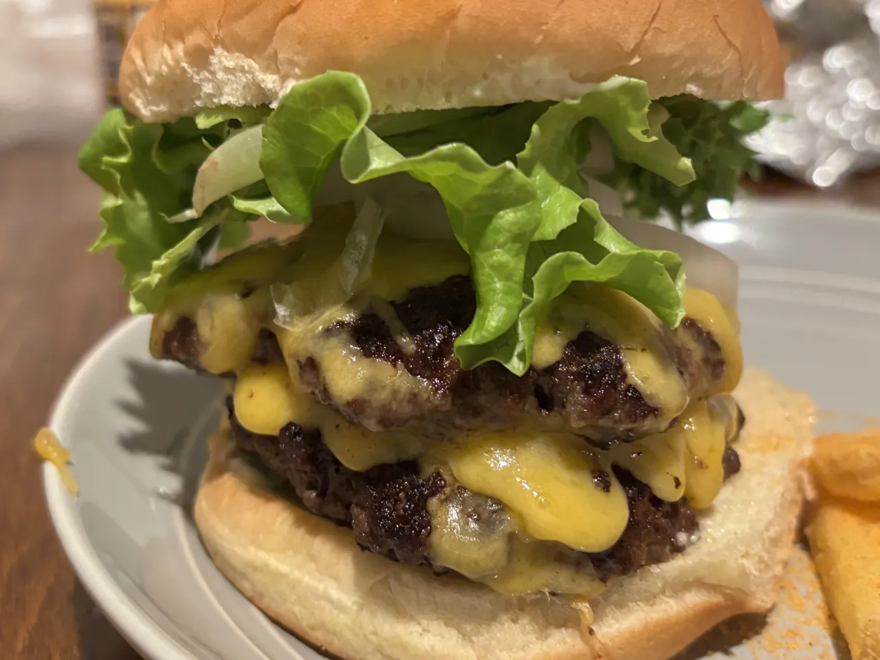 Burger przed i po smażeniu, płaski burger, napuchnięty burger