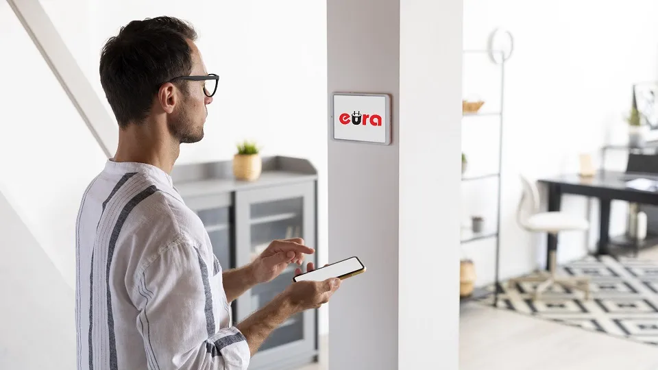 osoba korzystająca z wideodomofonu na optymalnej wysokości