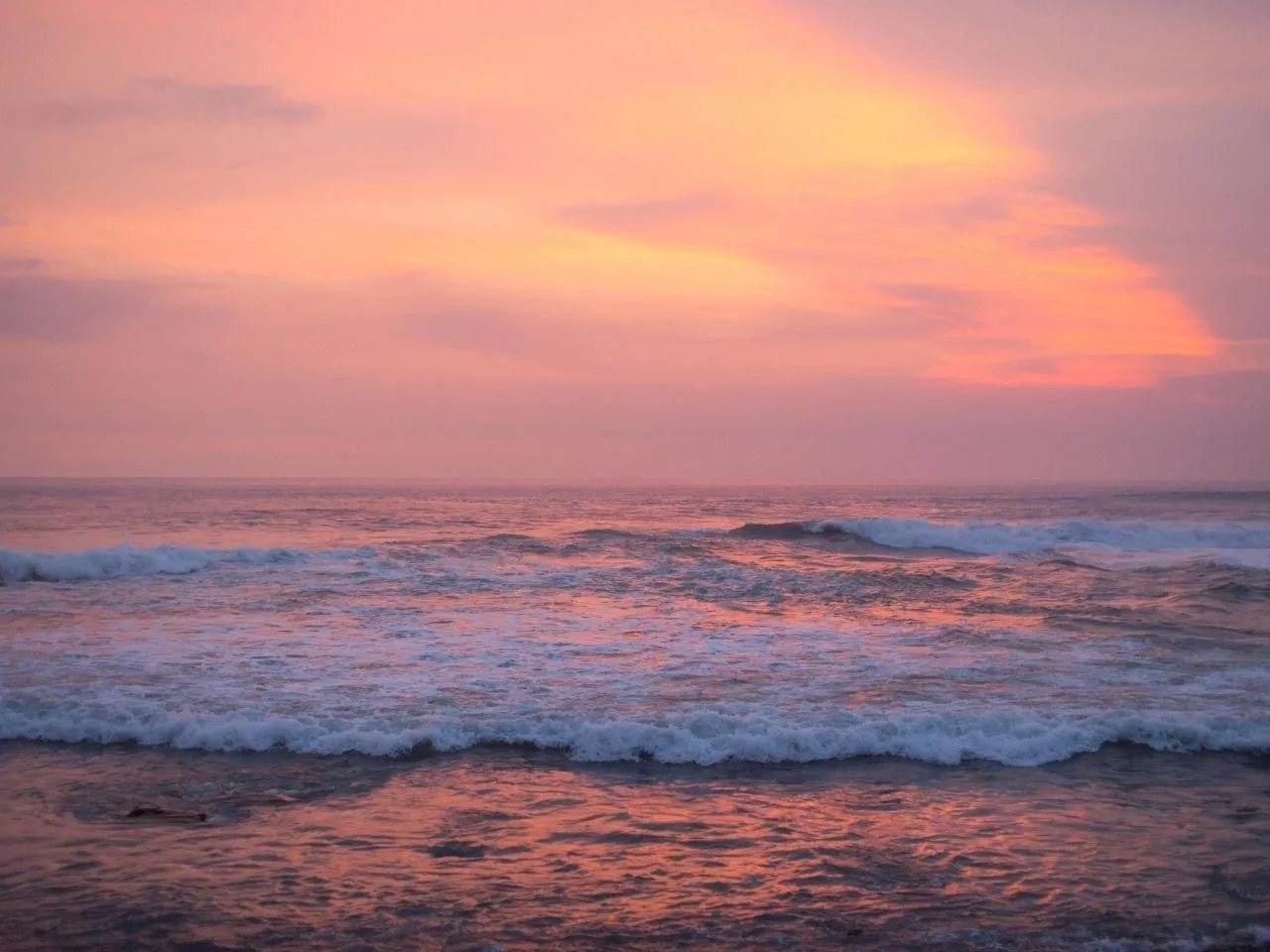 Spokojna plaża Bałtyk zach&oacute;d słońca