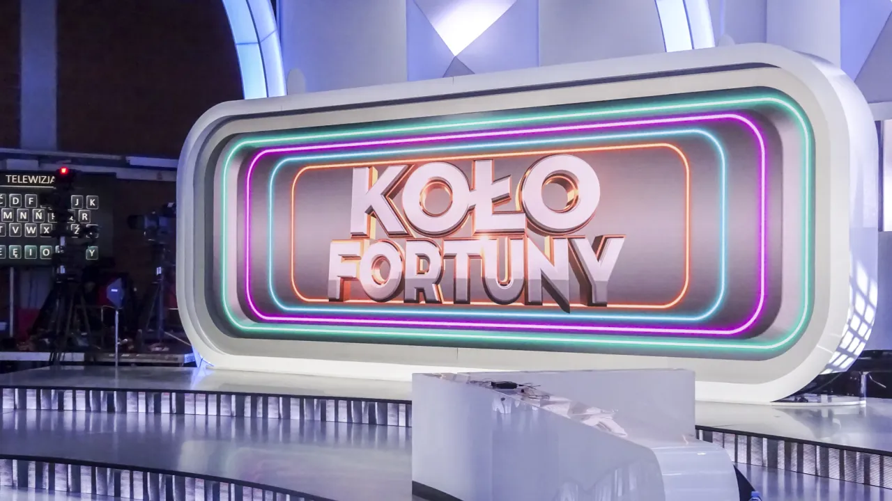 Chcesz wiedzieć, jak wziąć udział w kole fortuny? Zobacz scenę z teleturnieju, gdzie litery czekają na odkrycie.