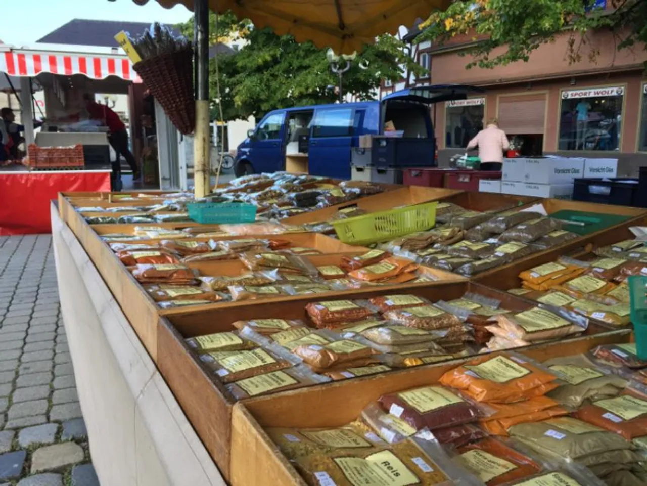 Regionale Produkte auf einem fränkischen Wochenmarkt