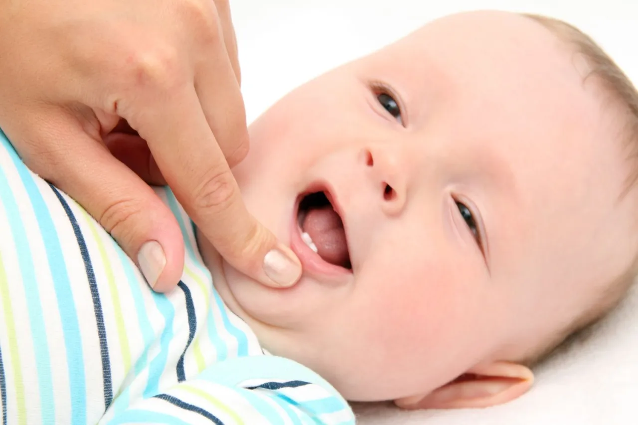domowe sposoby na bolące dziąsła u niemowlaka masaż gryzak