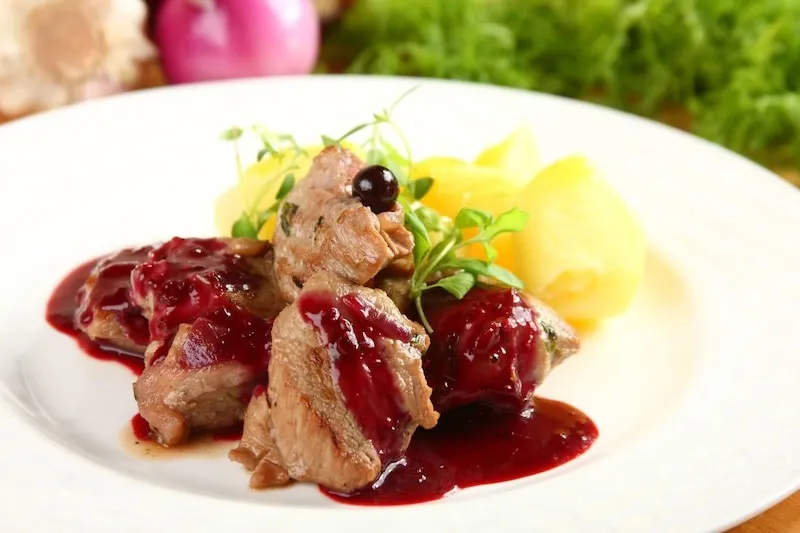 cielęcina duszona z grzybami lub suszonymi śliwkami