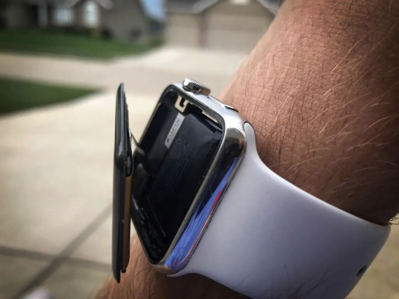 Apple Watch 4 spuchnięta bateria ekran