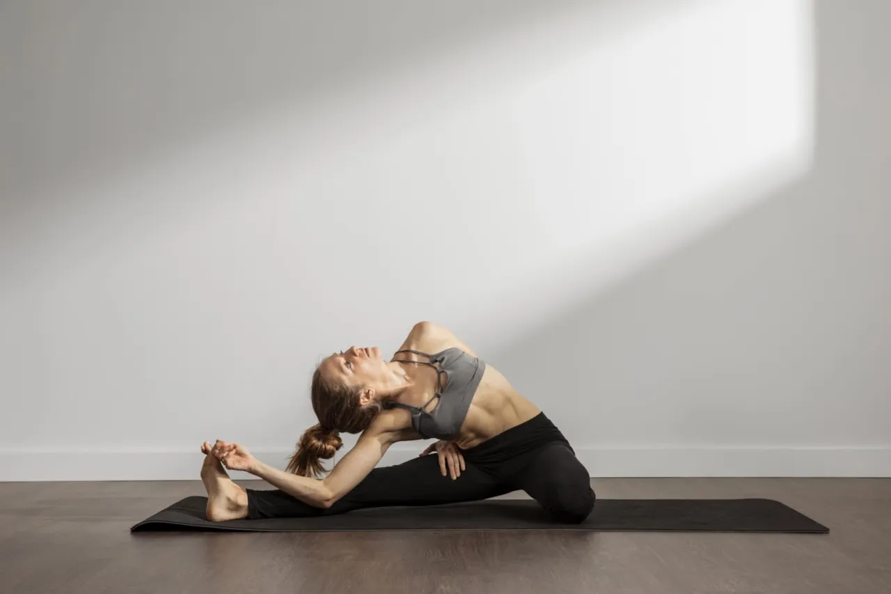 Zdjęcie Sekwencja jogi: Kluczowe pojęcia, zasady i bezpieczna praktyka