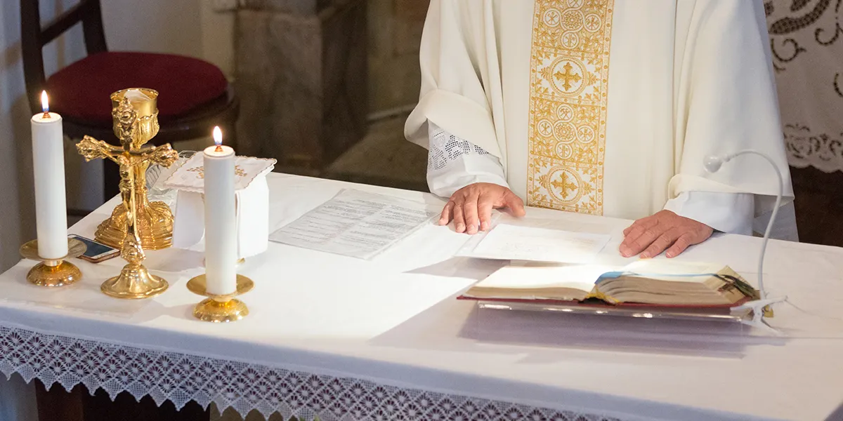 ksiądz odprawia mszę świętą