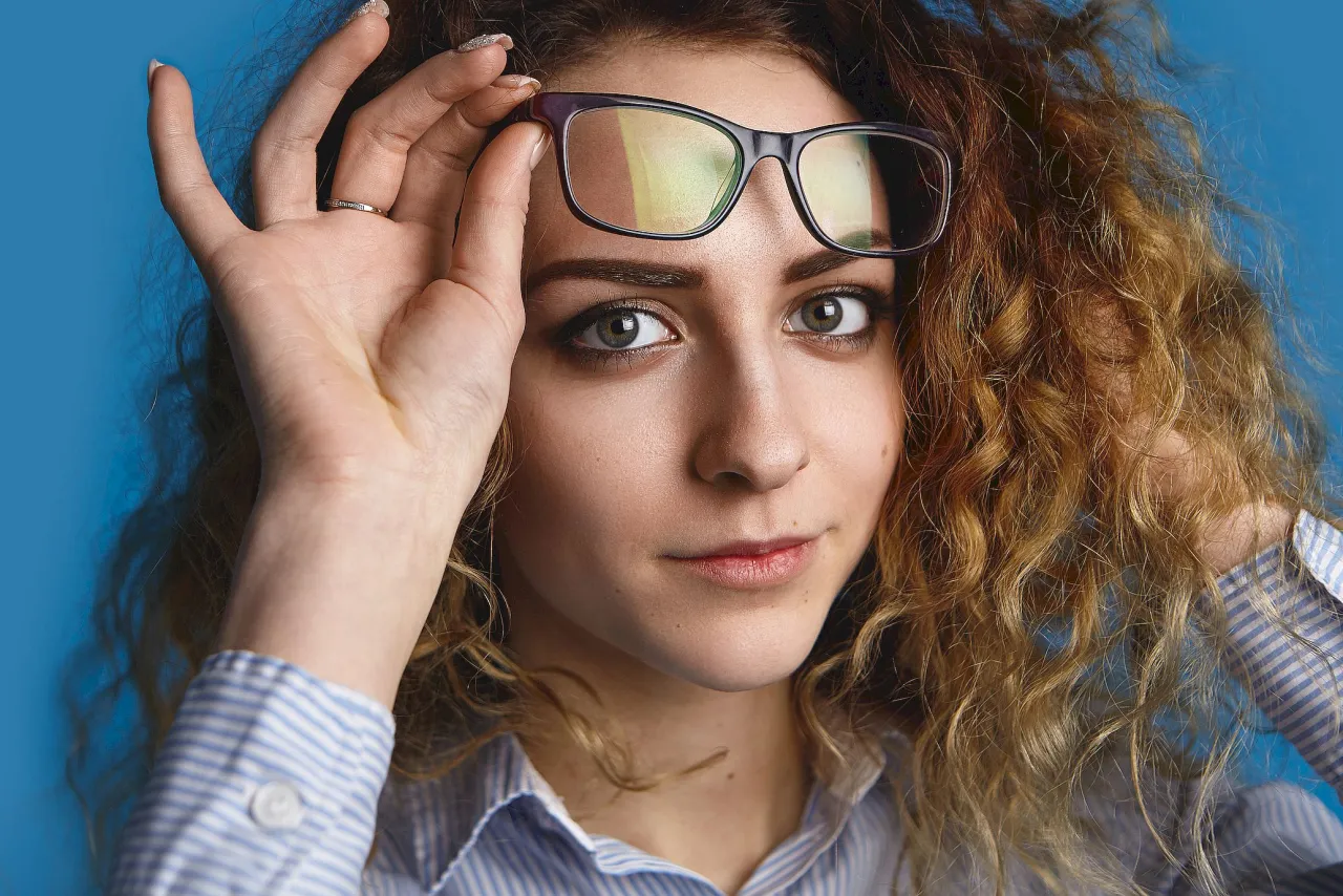 osoba w okularach fotochromowych na zewnątrz