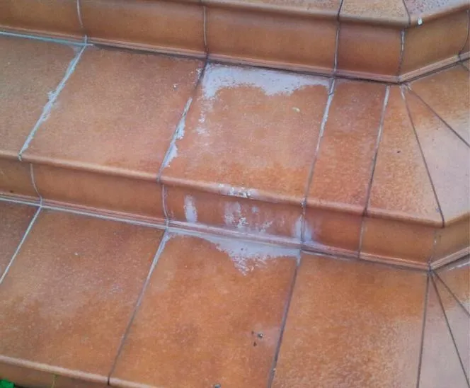 Uszkodzone płytki na schodach zewnętrznych