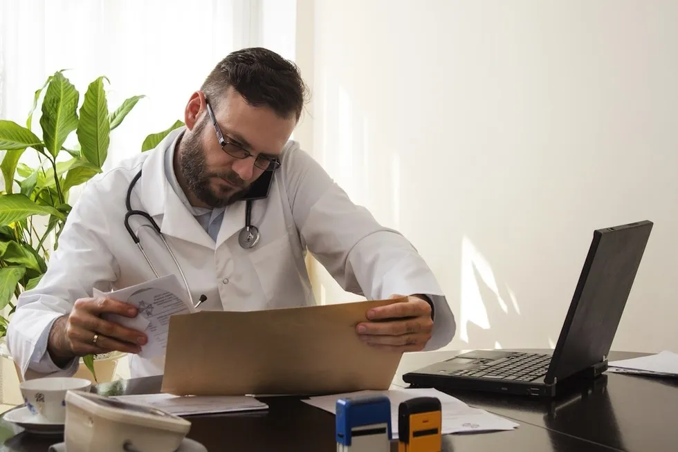 Lekarz przeglądający dokumentację medyczną na komputerze