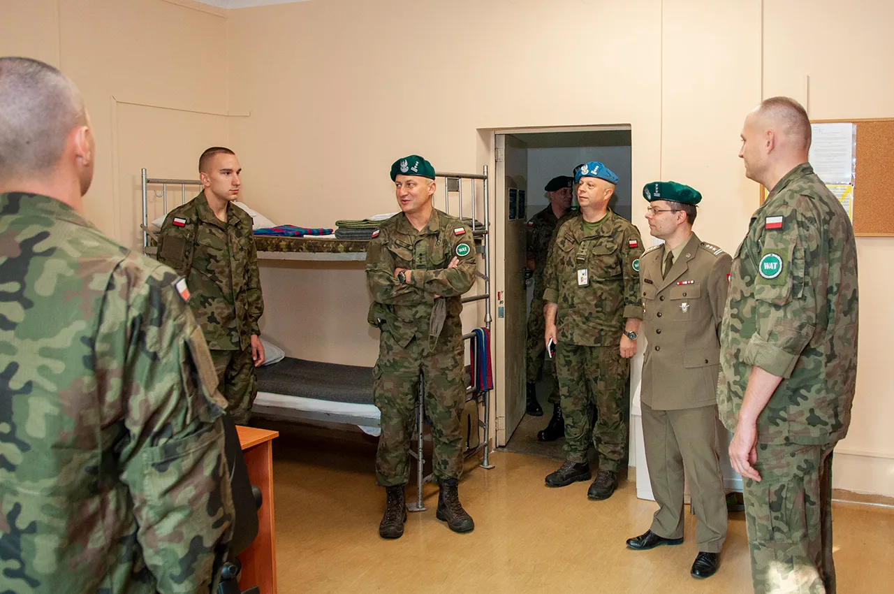 Studenci wojskowi na zajęciach technicznych