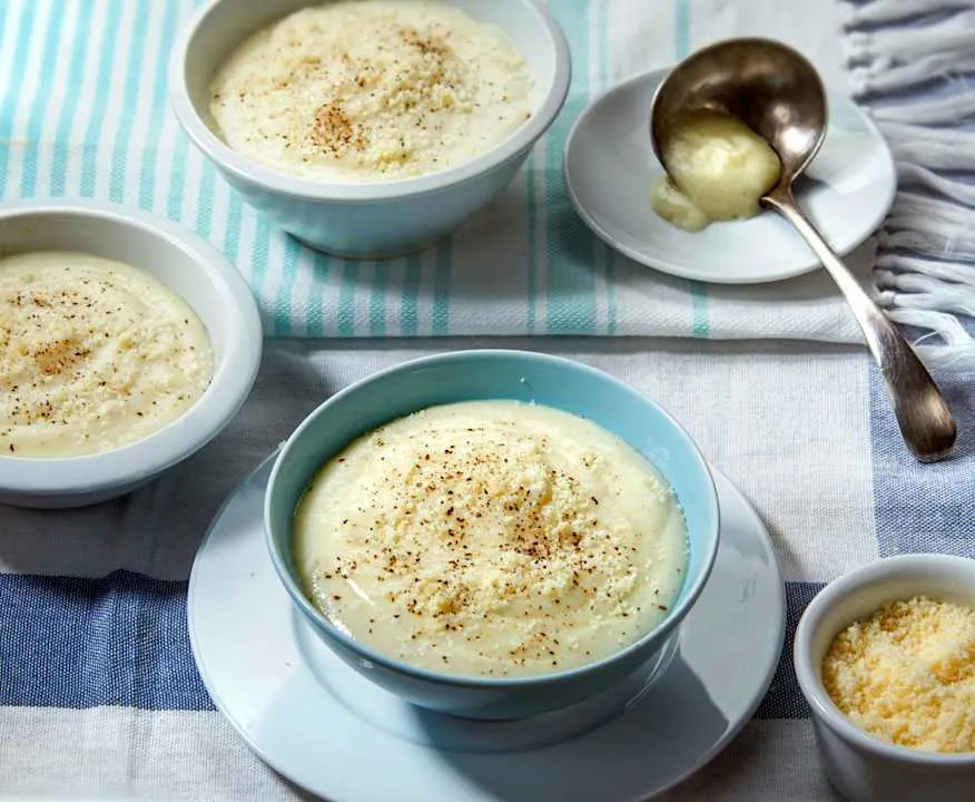 Minestra di semolino tradizionale in ciotola
