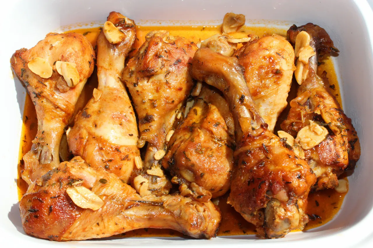 Złociste udka kurczaka pieczone z czosnkiem i ziołami. Idealne przyprawy do udek z kurczaka to sekret tego dania.