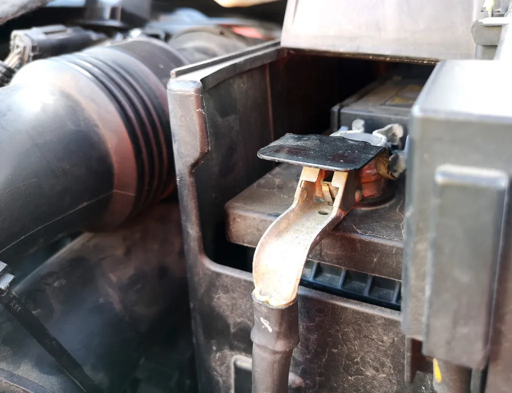 punkt masowy w samochodzie ładowanie akumulatora