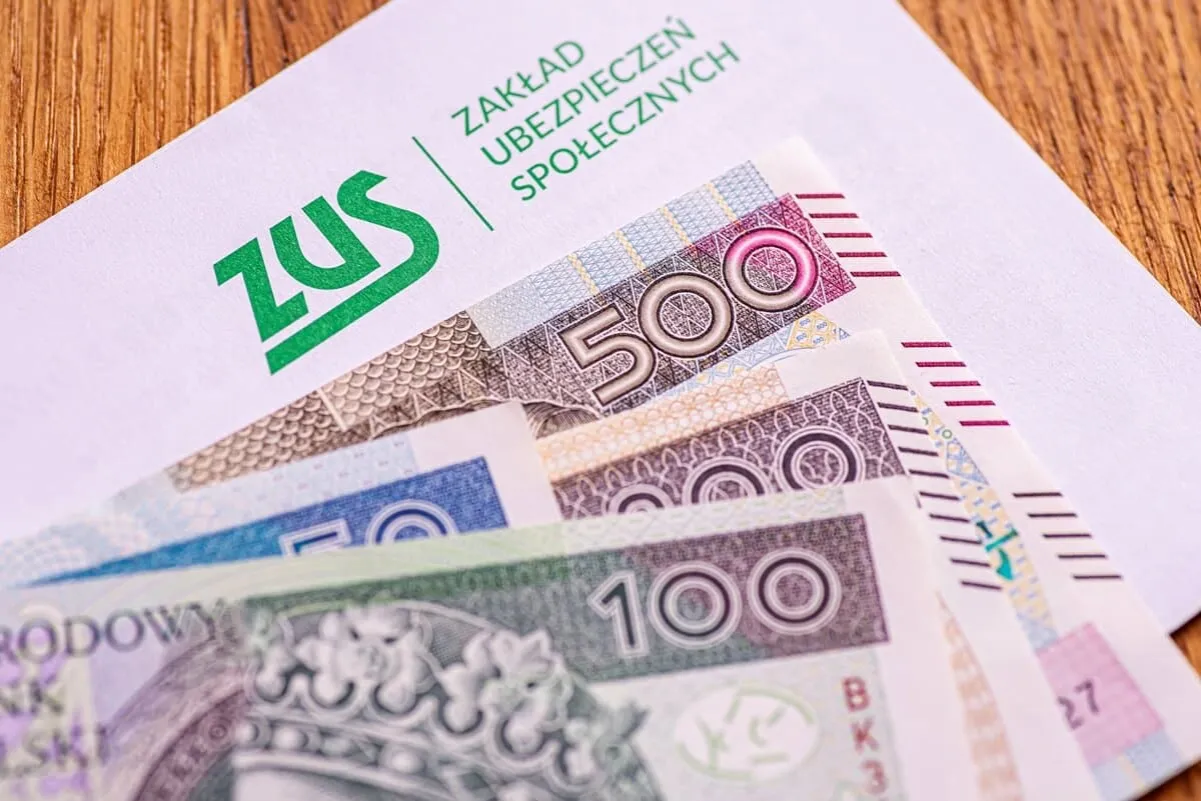 ZUS i polskie banknoty. Pytanie brzmi: ile wynosi 13 emerytura?