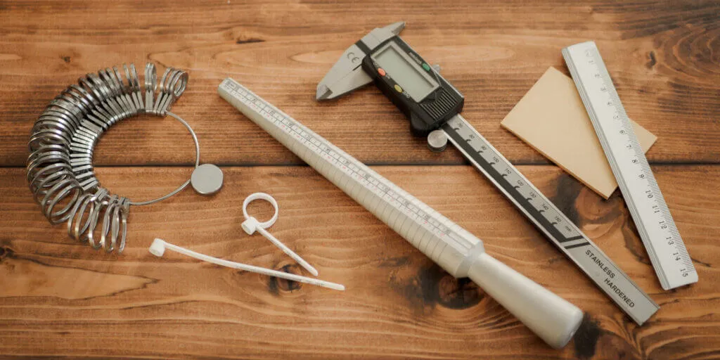 domowe sposoby mierzenia rozmiaru pierścionka narzędzia