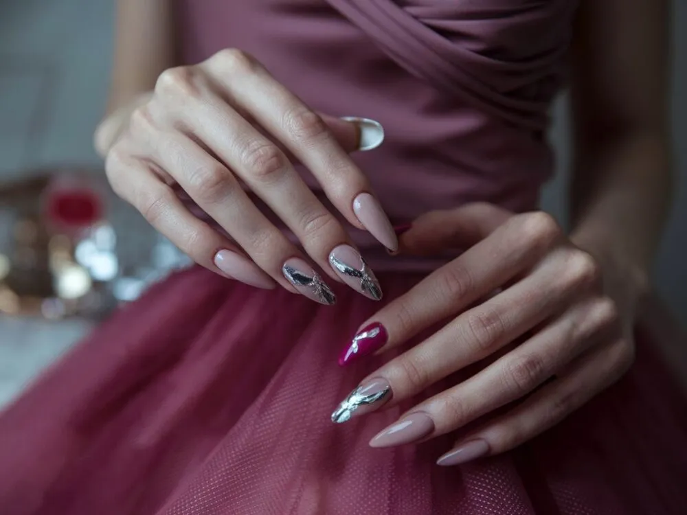 paznokcie do fuksjowej sukienki na wesele randkę biuro