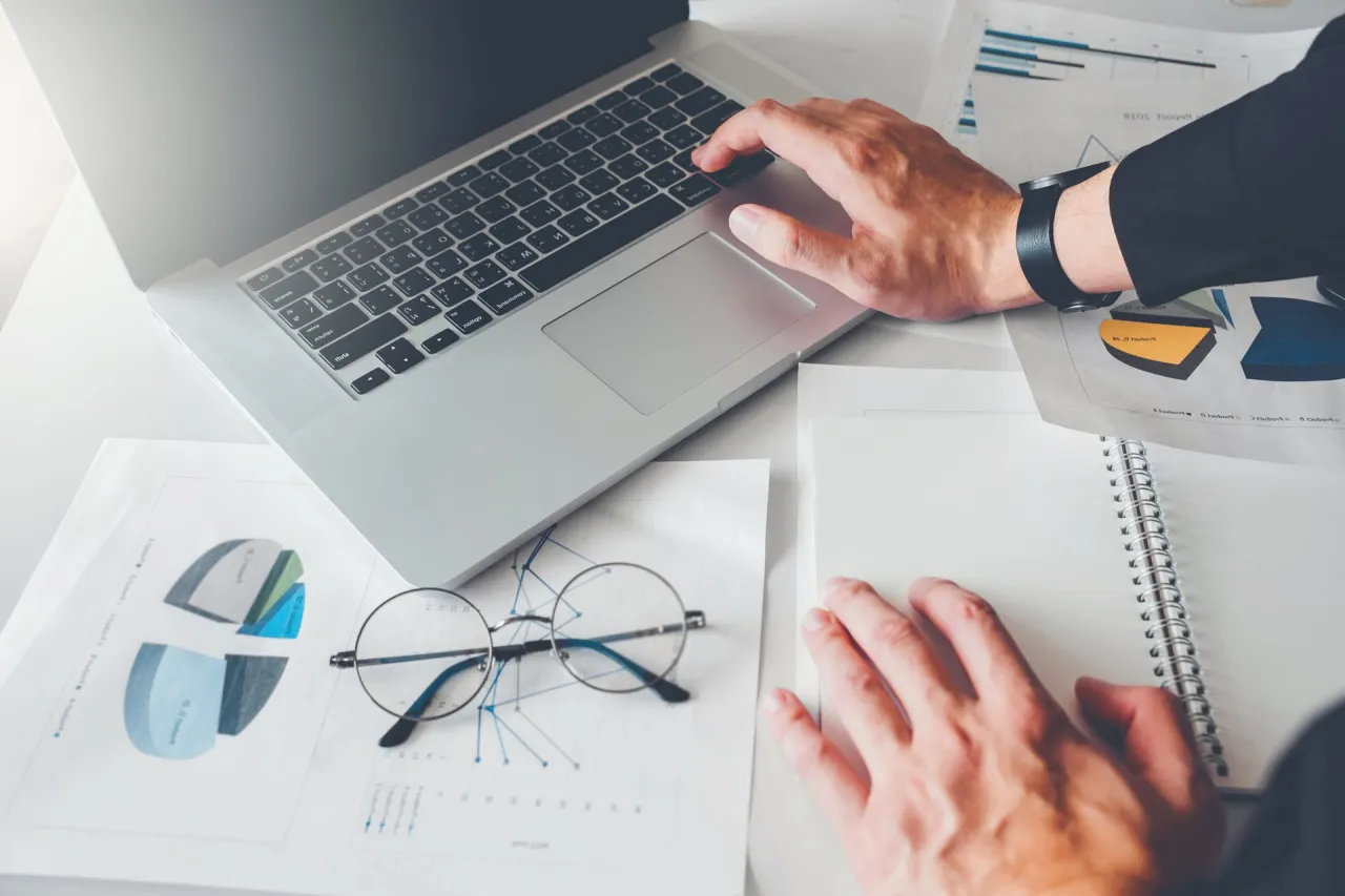 Osoba sprawdzająca dokumenty KRS