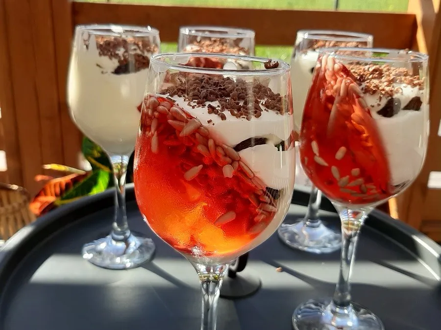 deser galaretka bita śmietana dekoracje