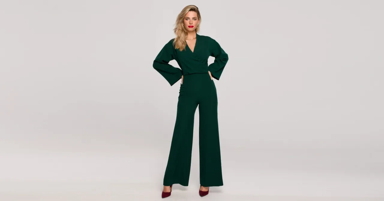 Elegancka kobieta w zielonym kombinezonie z szerokimi nogawkami. Idealna inspiracja, co ubrać do kombinezonu na specjalne okazje.