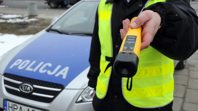 Policjant z alkomatem kontrola drogowa