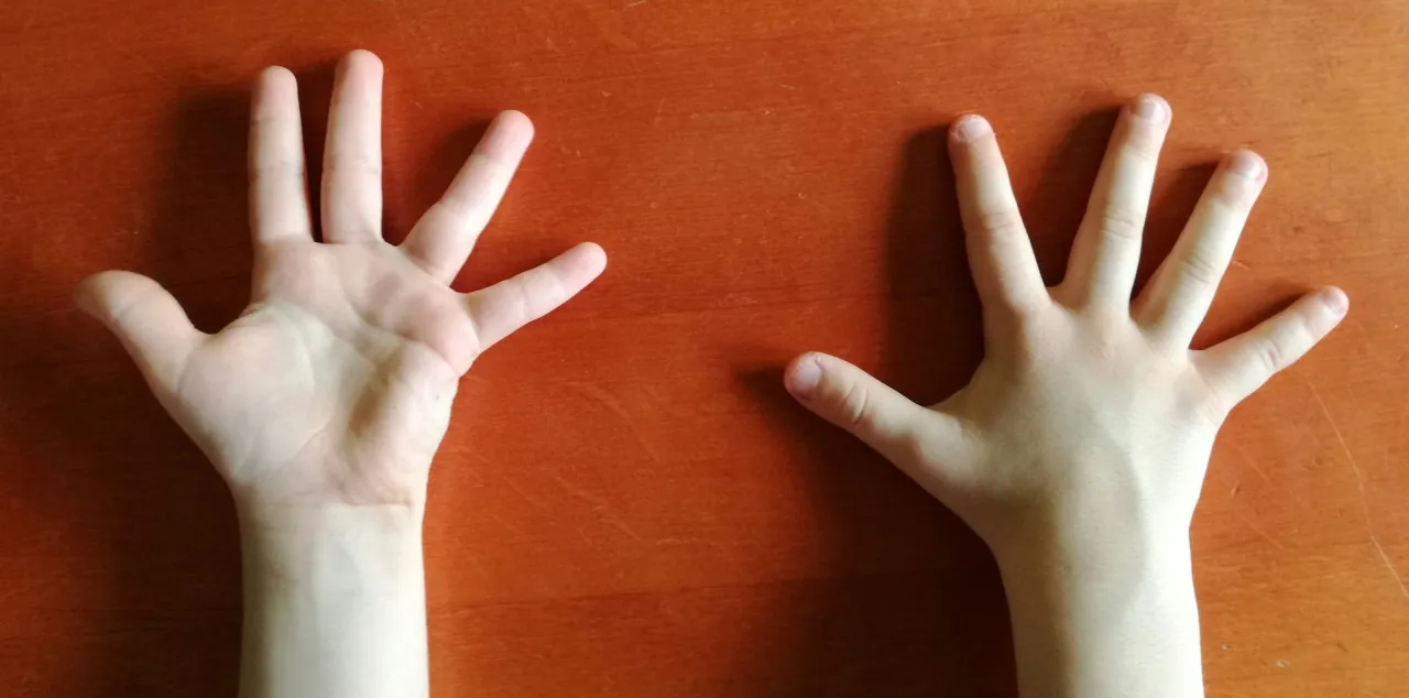 dziecko piszące ręką