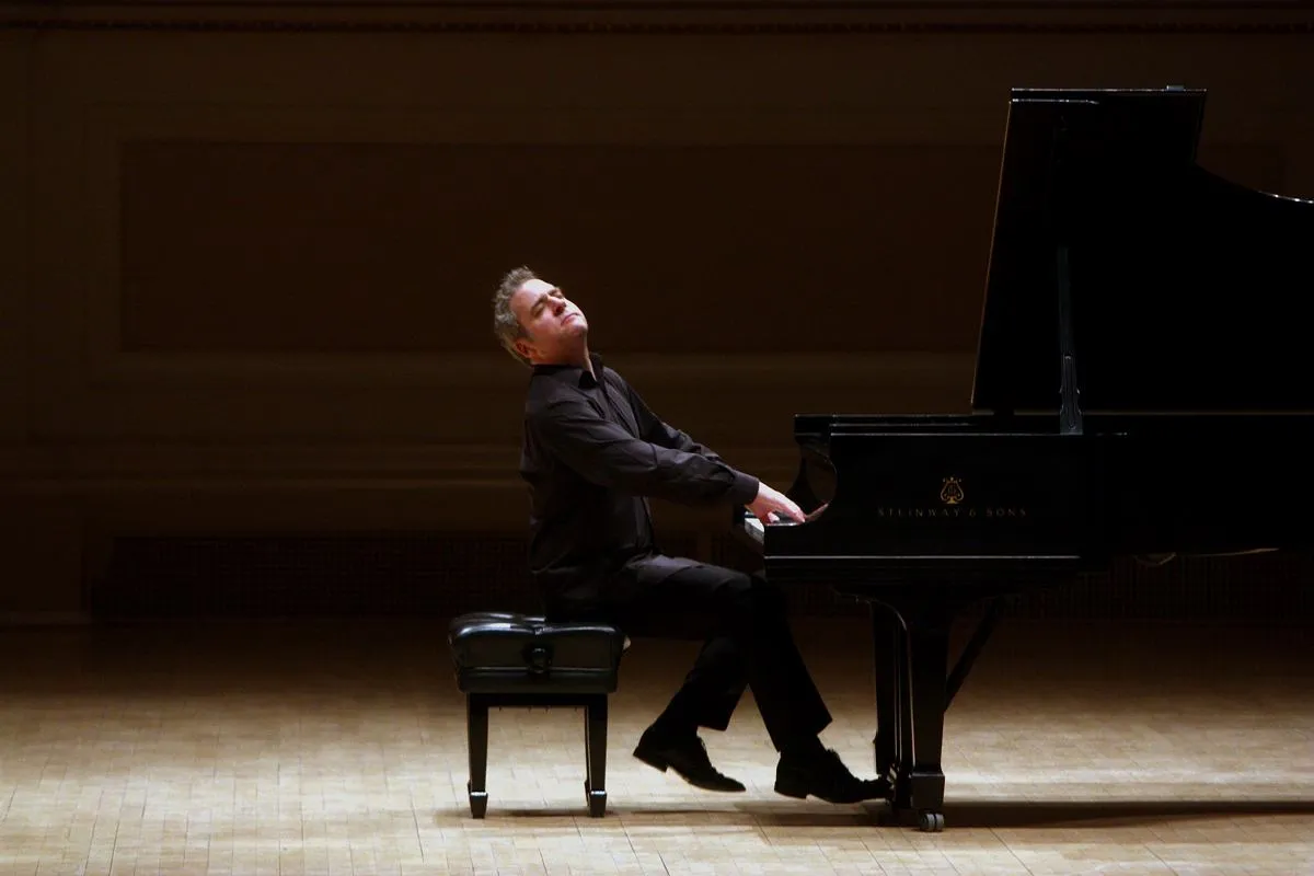 pianista grający na fortepianie