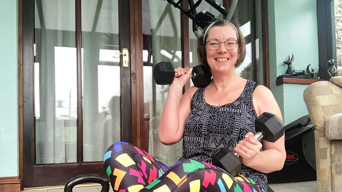 kobieta w menopauzie ćwicząca z uśmiechem, aktywna fizycznie