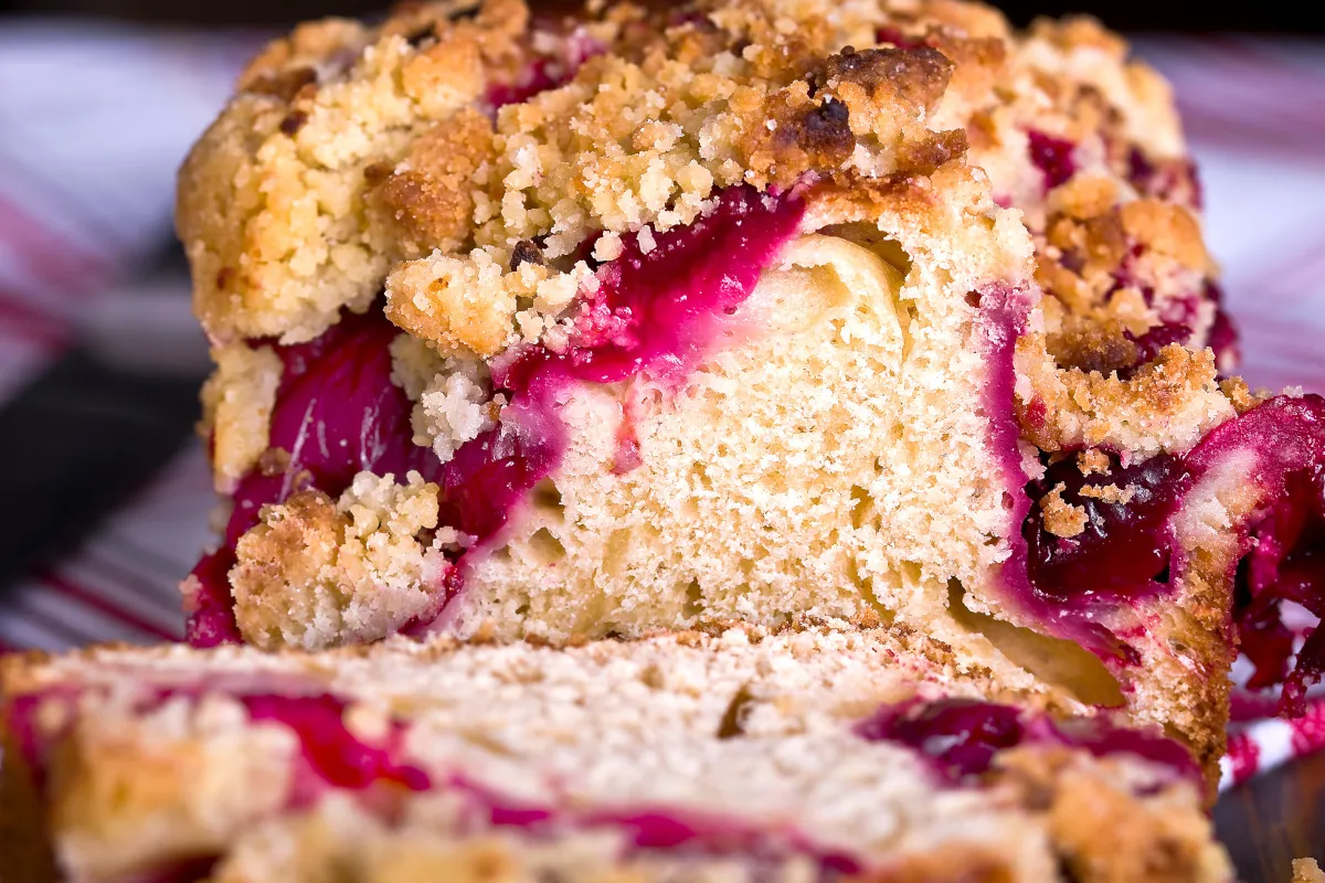 Puszyste ciasto drożdżowe rwane z wiśniami i kruszonką. Idealne na deser, gdy szukasz przepisu na coś pysznego.