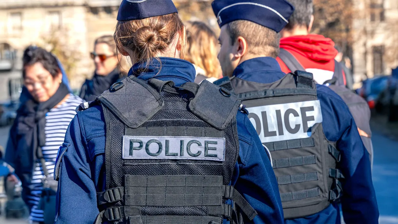 Policjanci w kamizelkach z napisem