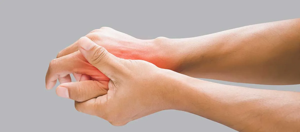 Objawy skręcenia nadgarstka, opuchlizna i zasinienie