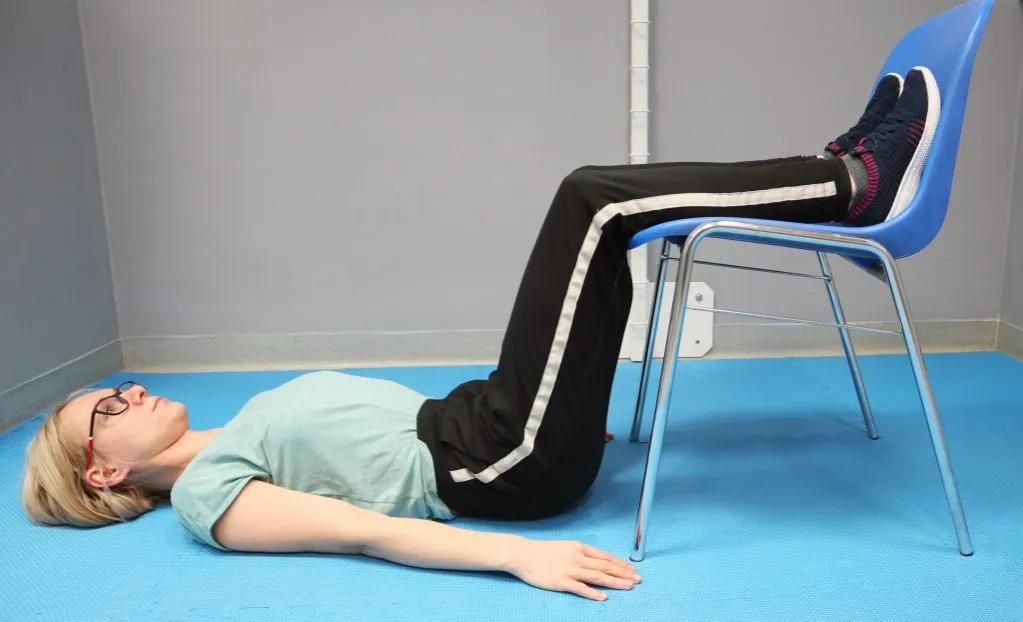 Pozycja krzesełkowa na b&oacute;l plec&oacute;w