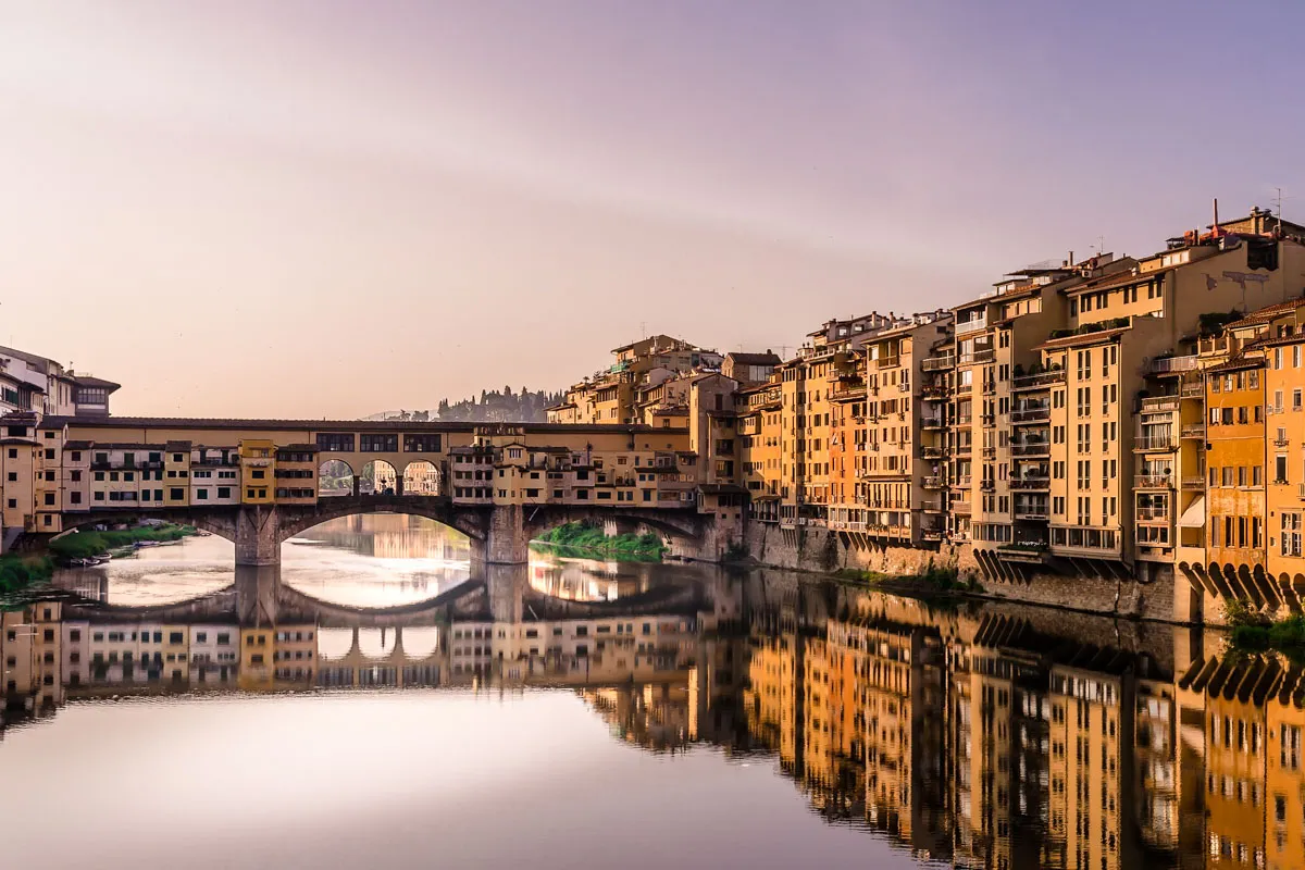 Mosty i kamienice nad rzeką Arno we Florencji, jedno z najpiękniejszych miejsc na wakacje na świecie.