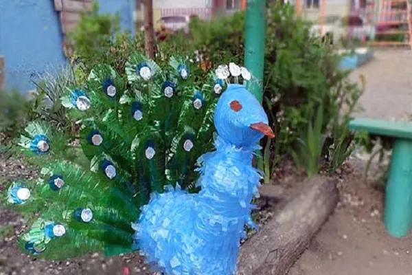 materiały do zrobienia pawia z butelek