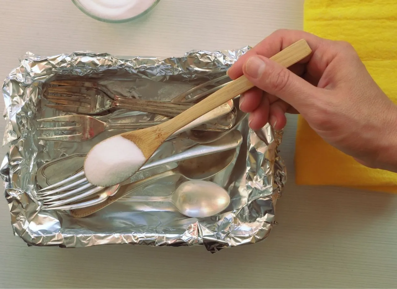 czyszczenie srebra folia aluminiowa soda