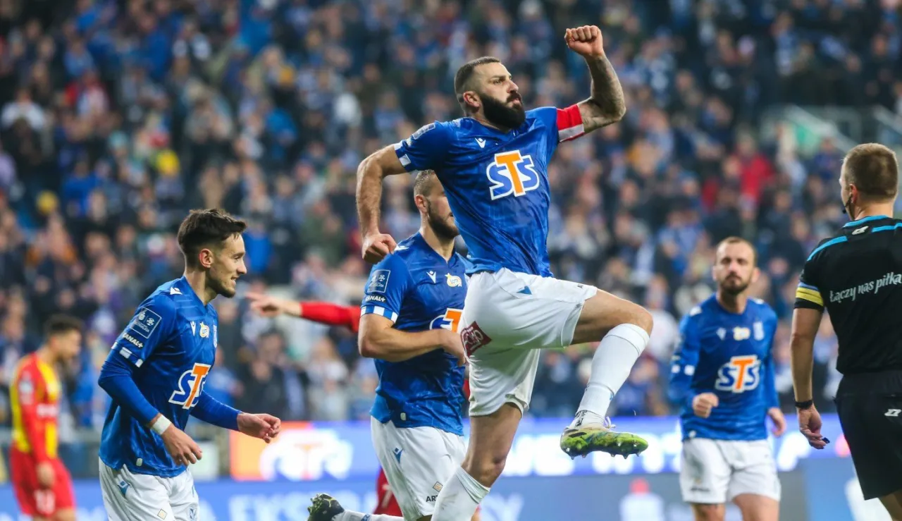 Piłkarz Lecha Poznań świętuje gola. Ciekawe, ile zarabia zawodnik ekstraklasy za takie emocje.