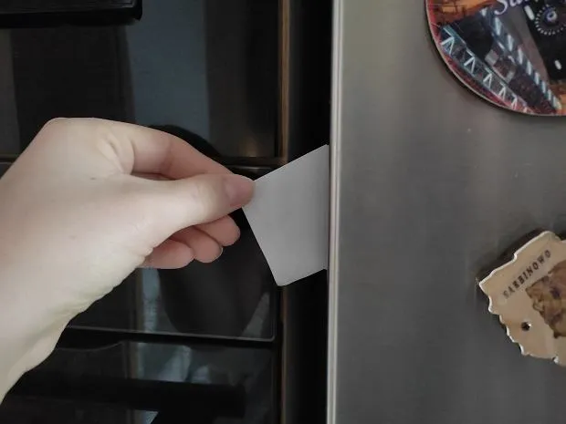 test szczelności uszczelki lod&oacute;wki kartką papieru